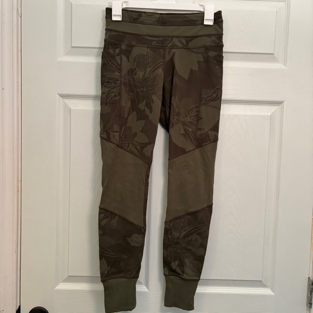 Athleta Excursion Size Small Leggings - image 1
